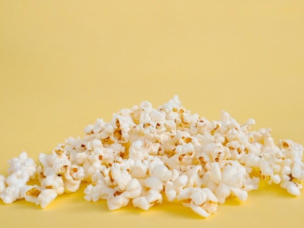 stelletje popcorn op gele achtergrond