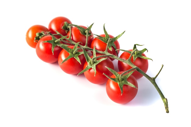 Stelletje rode lekkere verse tomaten op de witte achtergrond.