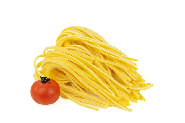 Stelletje spaghetti en tomatenpasta voor het koken op witte achtergrond