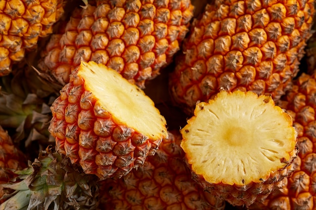 Stelletje verse ananas in de biologische markt