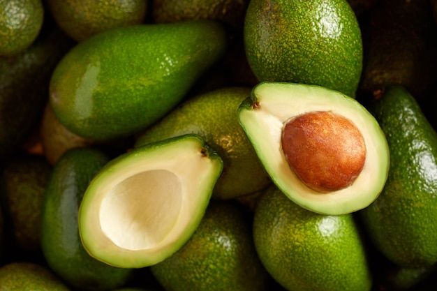 Stelletje verse avocado's in de markt voor biologisch voedsel