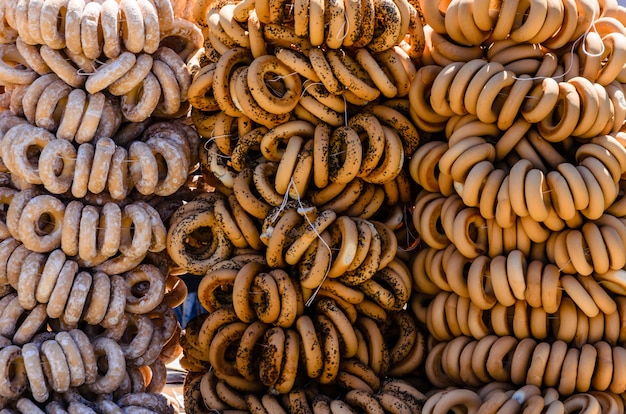 Stelletje verse bagels op tafel