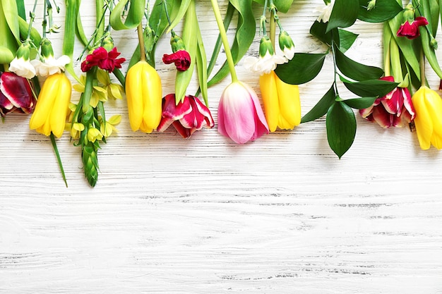 Stelletje verse bloemen op de witte tafel bovenaanzicht