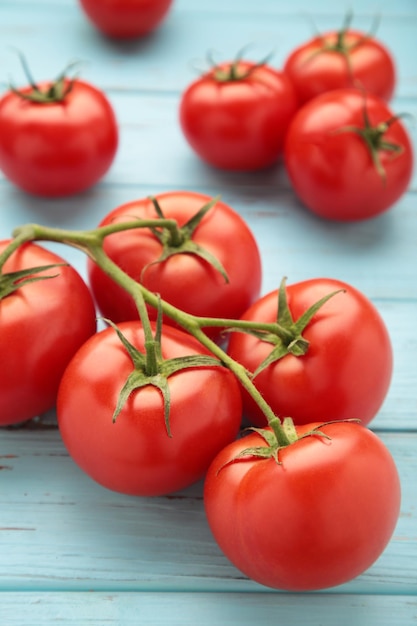 Foto stelletje verse tomaten op blauwe achtergrond verticale foto