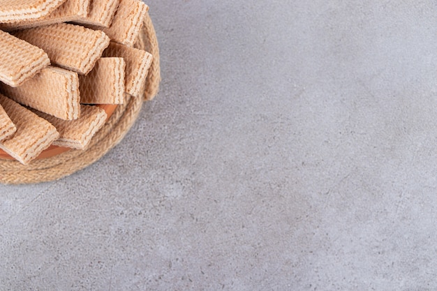 Stelletje zoete knapperige wafels op stenen tafel.