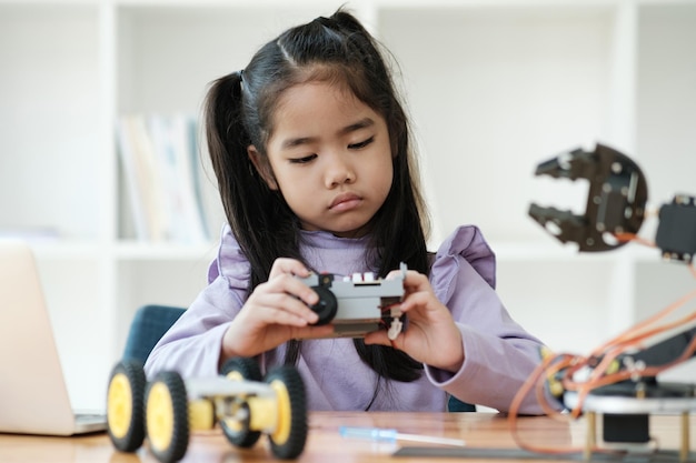 STEM教育コンセプト アジアの若い女の子 ロボットデザインを学ぶ