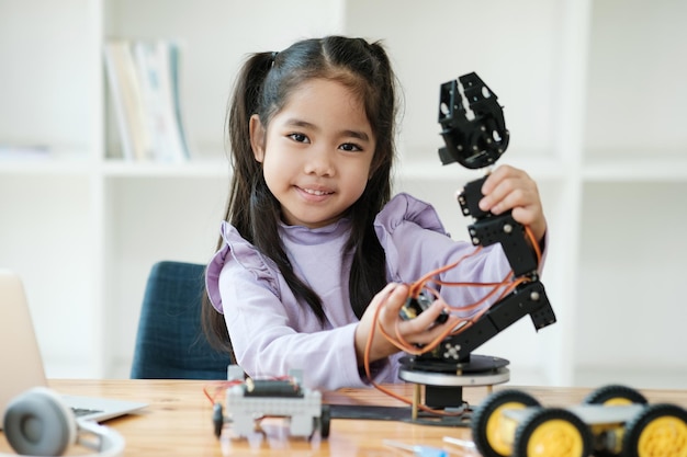 STEM教育コンセプト アジアの若い女の子 ロボットデザインを学ぶ
