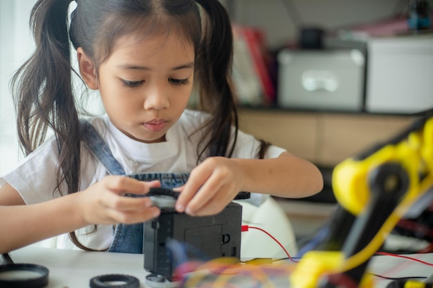 STEM教育のコンセプト アジアの若い女の子がロボットのデザインを学びます