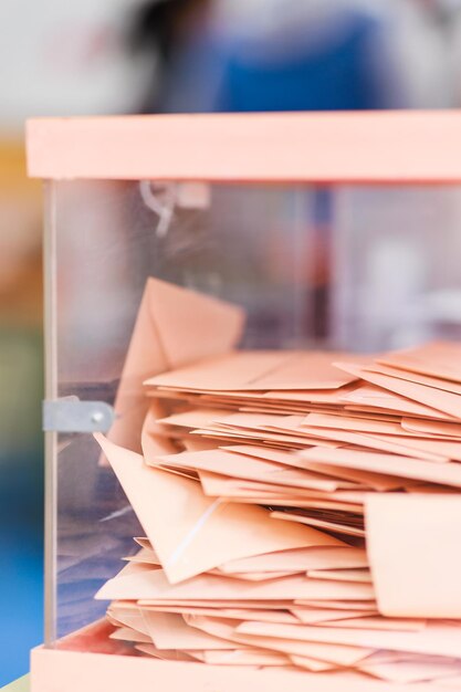 Stembusachtergrond zonder mensen en kopieer de envelop voor de stemcampagne in het kiescollege