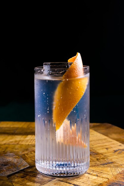 黒のテンプレート デザインに分離されたアルコール飲料のクローズ アップと茎のカクテル グラス