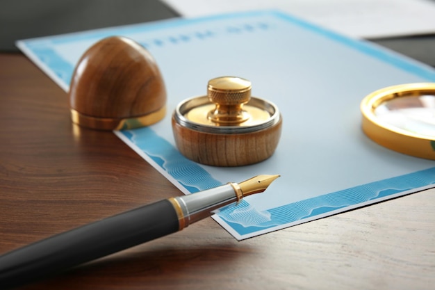 Stempel vergrootglas inktkussen pen en document op notaristafel