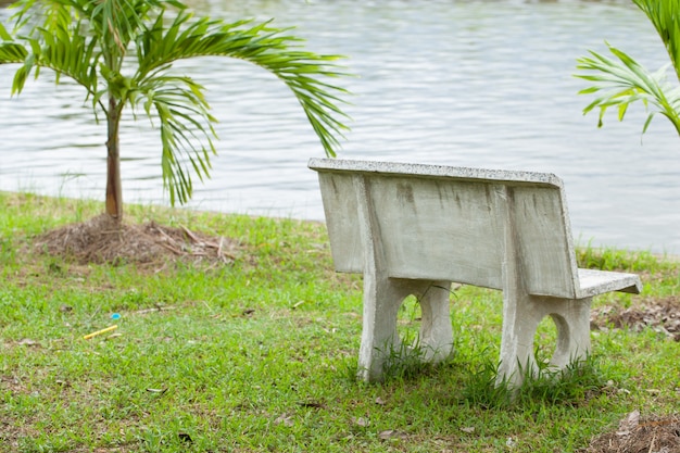 Stenen bankje in het gras