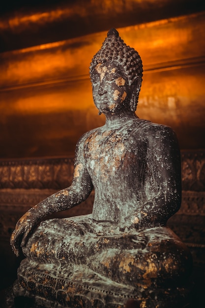 Stenen beeld van Boeddha zittend in lotushouding verguld. Thailand, religieuze tempelattractie