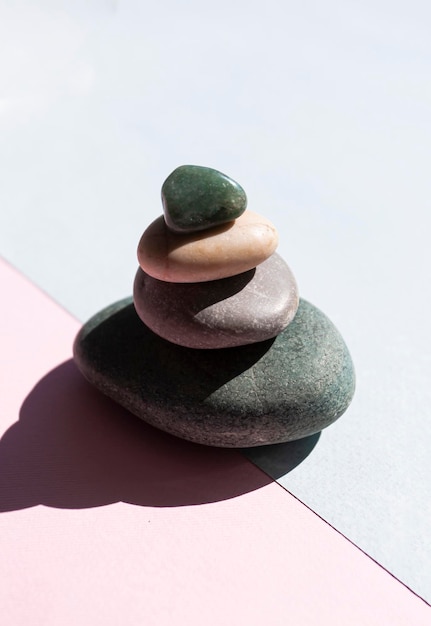 Stenen berg op een achtergrond een toren stenen eenvoudige evenwichtige stenen eenvoud harmonie en balans