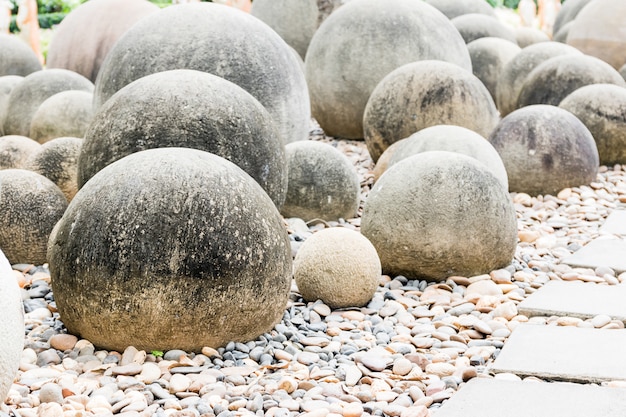 Stenen bol in de tuin met voetpad