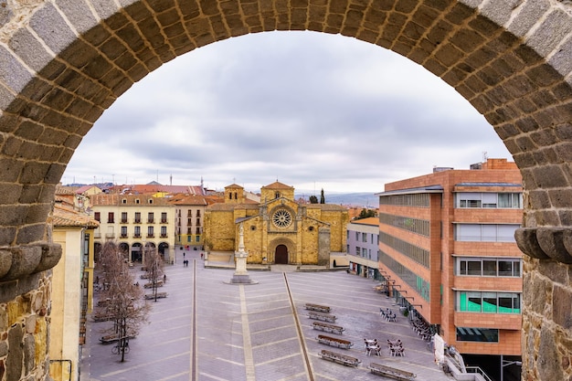 Stenen boog die het uitzicht op het centrale plein van de stad Avila, Spanje omringt.