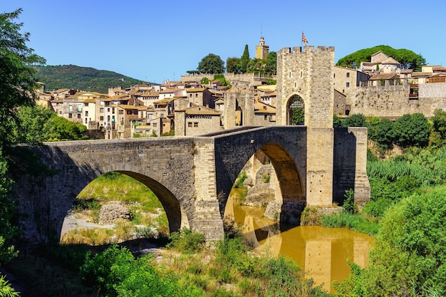 Stenen brug over de rivier bij de ingang van het middeleeuwse stadje Besalu in Girona Catalonië