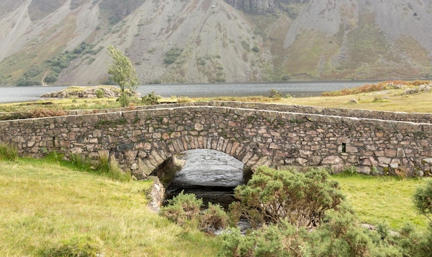 Stenen brug over rivier bij Wastwater