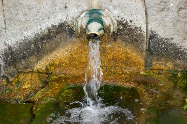 Stenen fontein bergwater