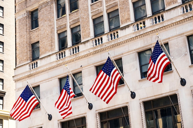 Foto stenen gebouw gevel versierd met amerikaanse vlaggen