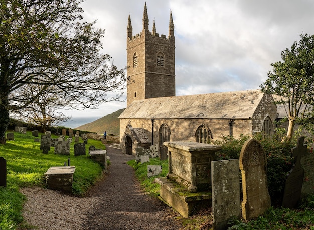 Stenen gebouw van de kerk van St. Morwenna en St. Johannes de Doper in Morwenstow Cornwall