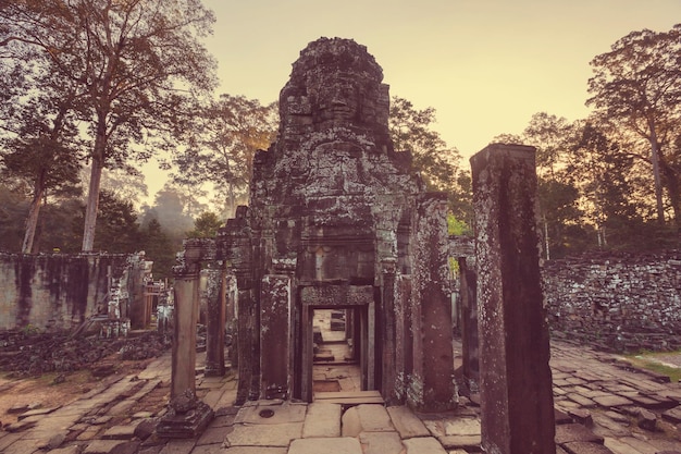 Stenen gezichten van de oude Khmer-cultuurtempel van Bayon in het gebied van Angkor in de buurt van Siem Reap, Cambodja