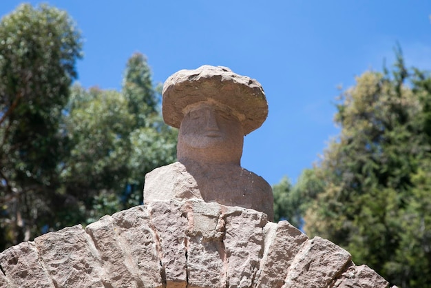 Stenen hoofden uitgehouwen in de bogen op het eiland Taquile op het Titicacameer in Peru