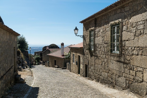 Stenen huizen en smalle historische straten in het dorp Monsanto, Portugal