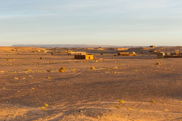 Stenen huizen in de woestijn, Sahara woestijn