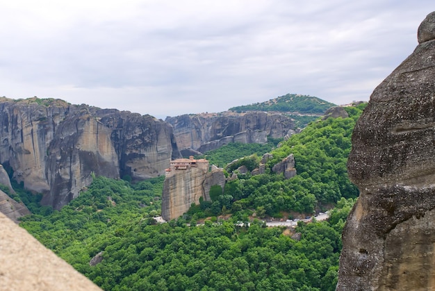 Stenen klooster in de bergen Kalabaka, Griekenland, bewolkte zomerdag in Meteora-bergvallei