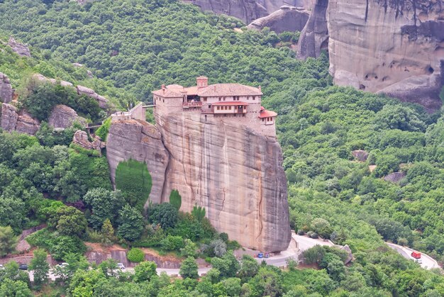 Stenen klooster in de bergen Kalabaka, Griekenland, bewolkte zomerdag in Meteora-bergvallei