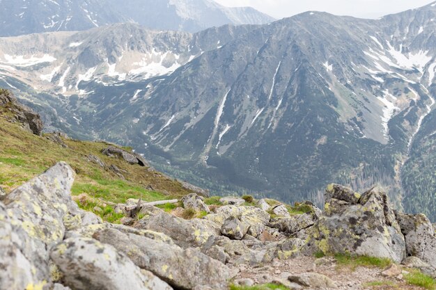 Stenen landschap, leeg bovenop een bergzicht.