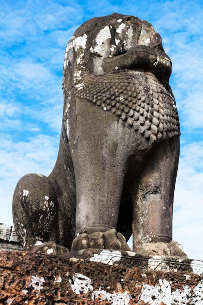 Stenen leeuw sculptuur