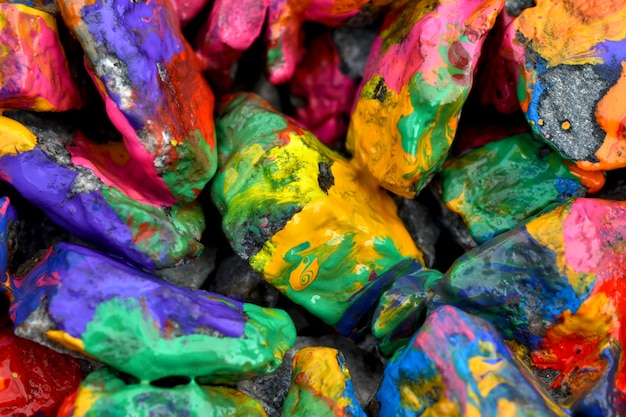 Foto stenen met kleurrijke verf. abstracte achtergrond gekleurde stenen willekeurig in verschillende kleuren