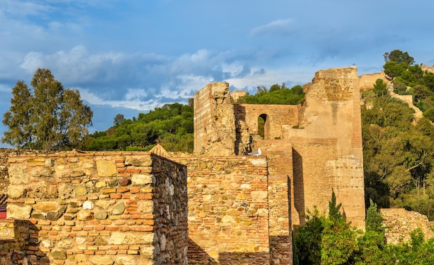 Stenen muren en torens van het fort alcazaba in malaga - spanje, andalusië.