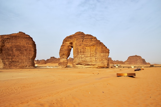 Stenen olifant in de woestijn dichtbij Al Ula, Saoedi-Arabië