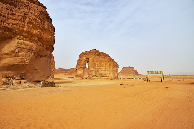 Stenen olifant in de woestijn dichtbij Al Ula, Saoedi-Arabië