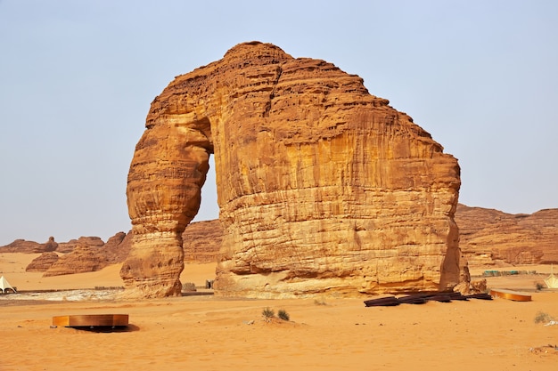Stenen olifant in de woestijn dichtbij Al Ula, Saoedi-Arabië