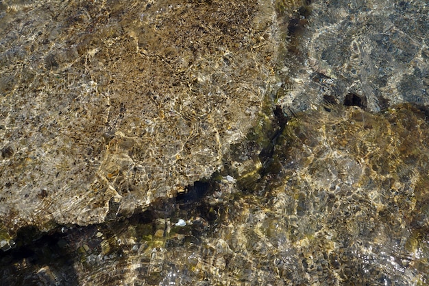 Stenen onder water