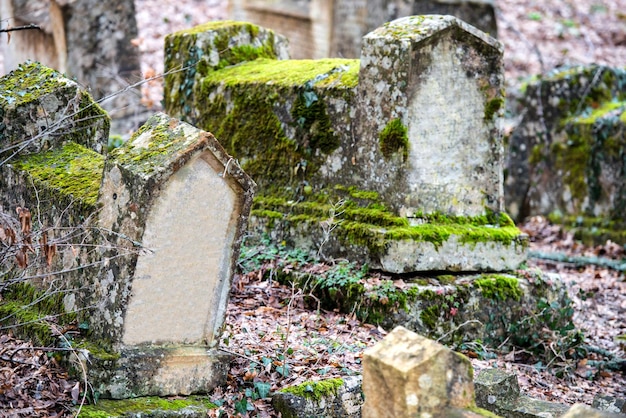 Stenen op graven van oude historische joodse begraafplaats