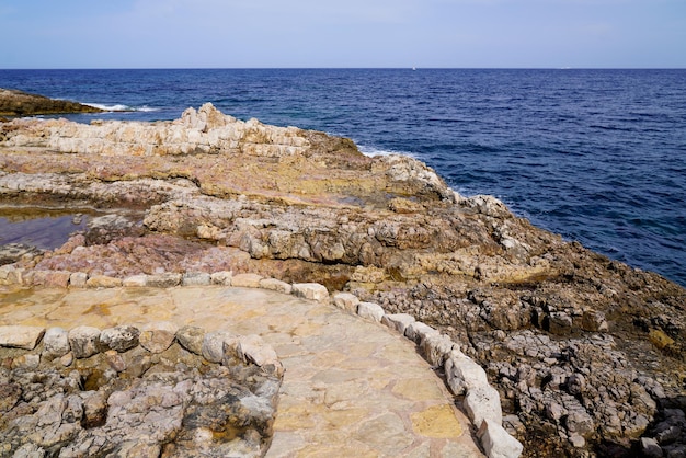 Stenen pad in rotsen toegang tot strand zee in kust JuanlesPins in Antibes Frankrijk