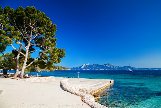 Stenen pier vlakbij het strand Cala Pi de La Posada