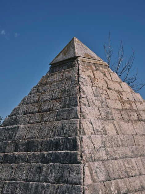 Stenen piramide monument en lucht