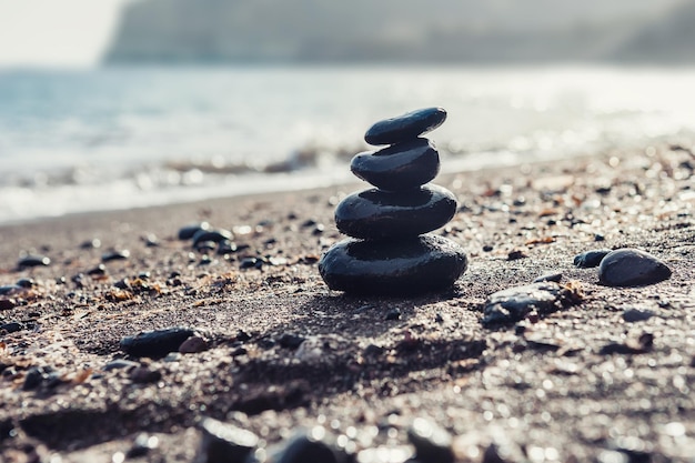 Stenen piramide op het strand. Selectieve aandacht. Zen en harmonie.