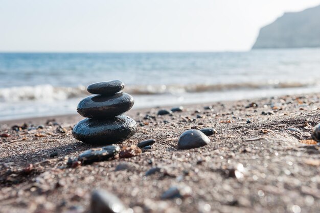 Stenen piramide op het strand. Zen en harmonie.