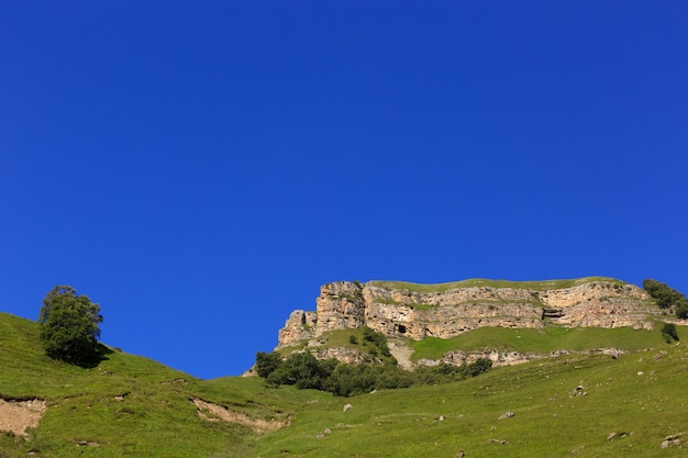 Stenen richel van een rotsachtige bergkam tegen de blauwe lucht.