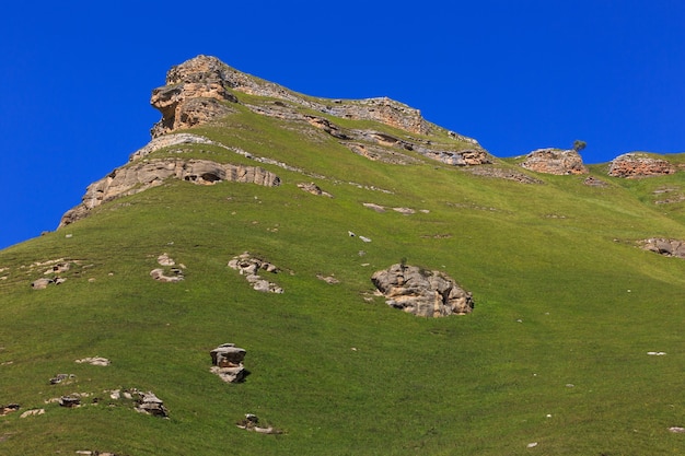 Stenen richel van een rotsachtige bergkam tegen de blauwe lucht.