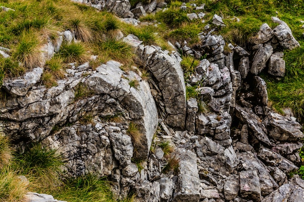 Stenen rol. Panoramisch zicht in Durmitor, Montenegro. Bergweg.