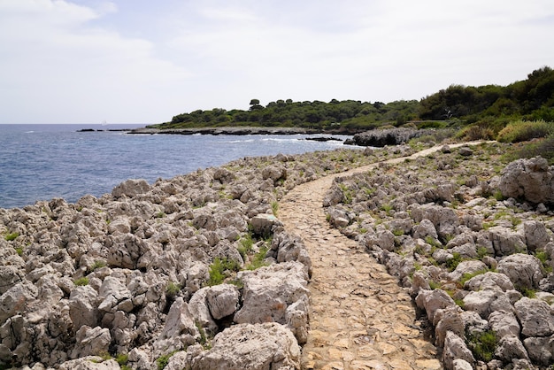 Stenen rotsen pad toegang tot zee strand in Zuid-Antibes Frankrijk zuidoosten