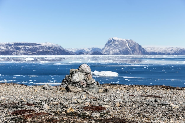 Foto stenen stapel nabij het voormalige vissersdorp qoornoq in het midden van de nuuk-fjord